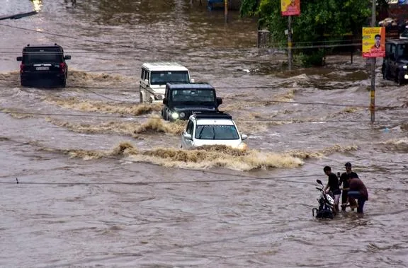एक जलमग्न सड़क का दृश्य, जो राजस्थान में बाढ़ की स्थिति और उसके असर को दिखाता है।