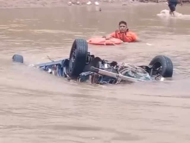 राजस्थान बारिश के कारण शहर की सड़कों पर भयंकर बाढ़ का दृश्य, cars और घर जलमग्न।